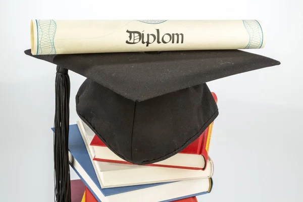 Mortarboard on stack of books — Stock Photo, Image