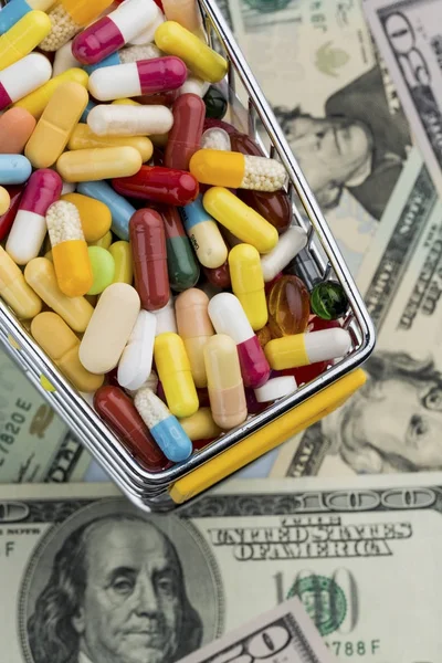 Tablety, nákupní košík, dolary — Stock fotografie