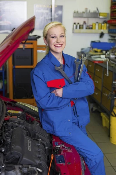 Vrouw als monteur in de garage — Stockfoto