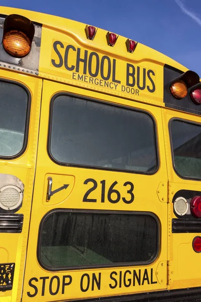 Американський шкільний автобус — стокове фото
