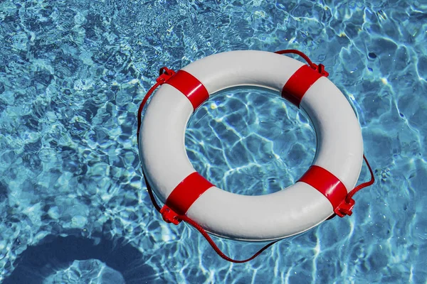 Boia salva-vidas em uma piscina — Fotografia de Stock