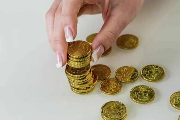 Donna con moneta pila mentre il risparmio di denaro — Foto Stock