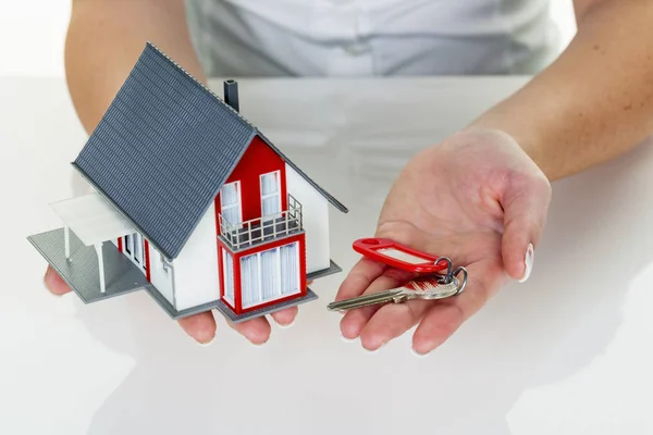 Immobilienmakler mit Haus und Schlüssel — Stockfoto