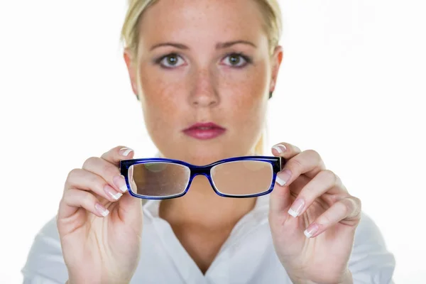 Kvinnan håller ett par glasögon — Stockfoto
