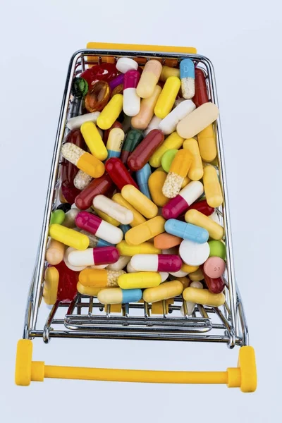 ショッピングカートでカラフルな錠剤 — ストック写真