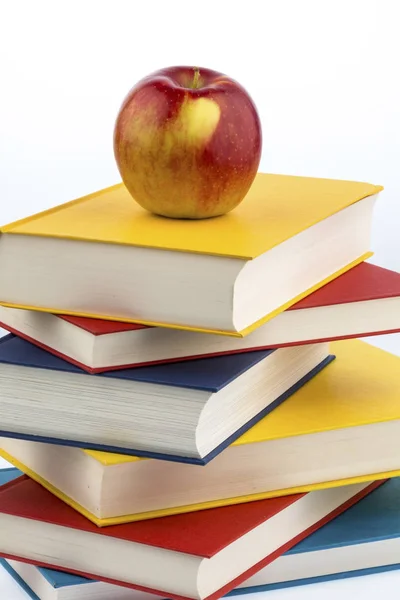 Bir kitap yığını üzerinde elma — Stok fotoğraf