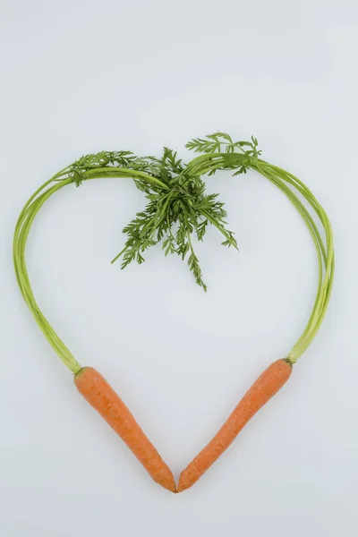 Cenouras frescas em forma de coração — Fotografia de Stock