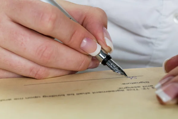 Mano con stilografica segni contratto — Foto Stock