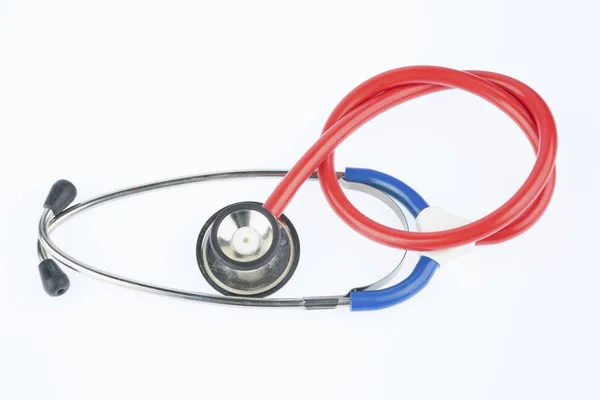 Stethoscope μπροστά από το λευκό φόντο — Φωτογραφία Αρχείου