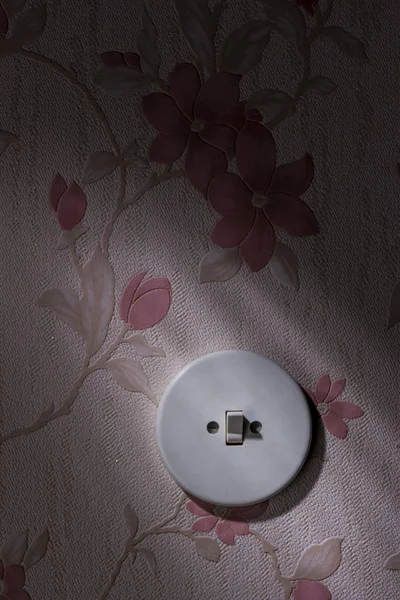 Papel de parede velho com interruptor de luz — Fotografia de Stock