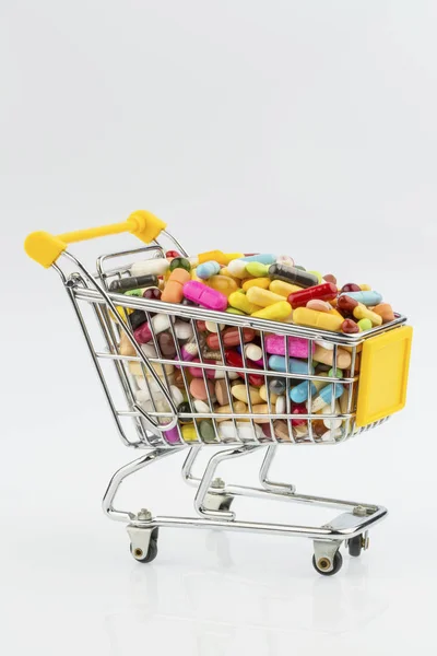 Alışveriş sepeti ile tabletler — Stok fotoğraf