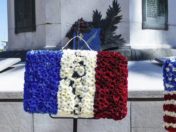 Französische Flagge mit Blumen — Stockfoto