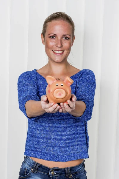 Frau mit Sparschwein — Stockfoto