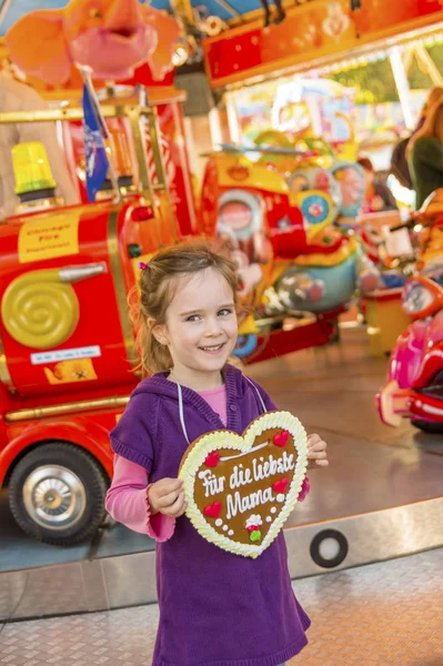 Çocuk gingerbread kalp ile. Anneler günü — Stok fotoğraf