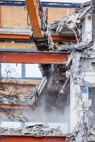 Demolición de un edificio de oficinas — Foto de Stock