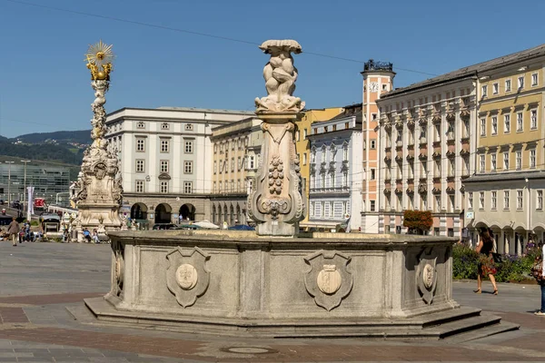 Áustria, linz, praça principal, coluna de trindade — Fotografia de Stock
