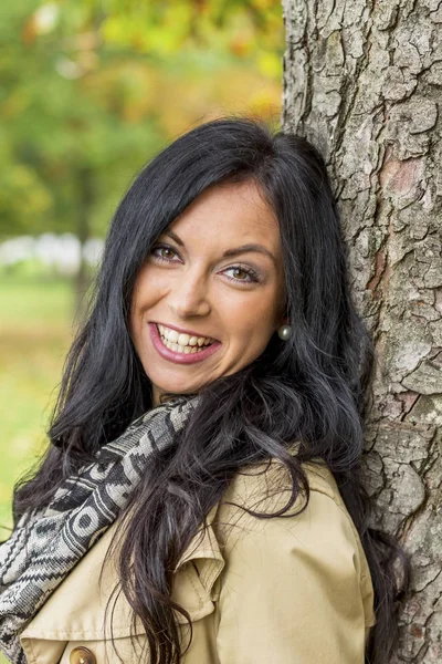 Jeune femme avec arbre — Photo