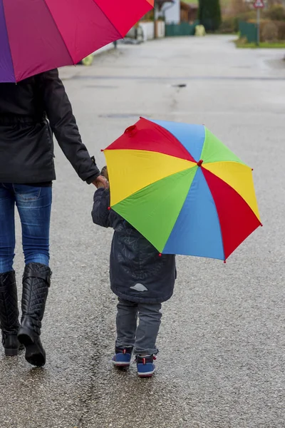 Mor och barn med paraply — Stockfoto
