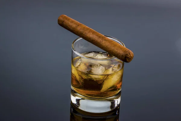 威士忌和雪茄 — 图库照片