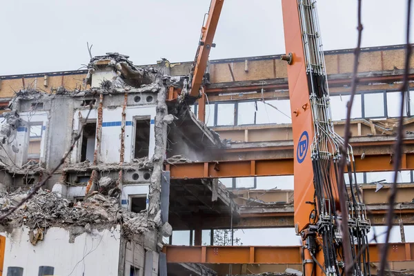 Demolición de un edificio de oficinas — Foto de Stock