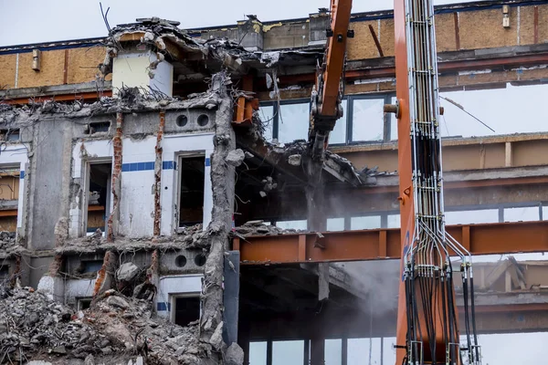 Demolición de un edificio de oficinas — Foto de Stock