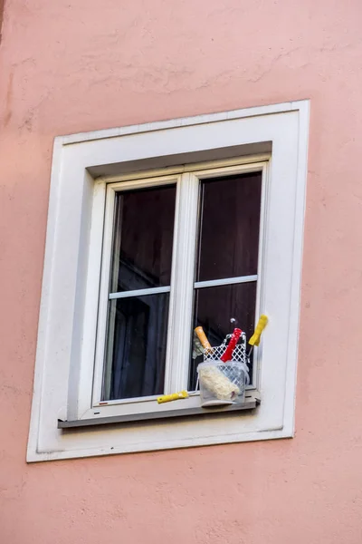 Utensilios de pintores delante de una ventana —  Fotos de Stock