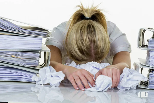 Femme dans le bureau avec épuisement professionnel — Photo