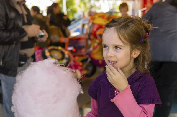 Kind mit Zuckerwatte — Stockfoto