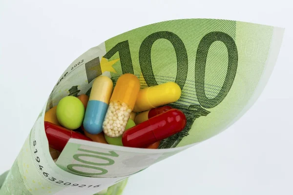 Tabletter och hundra eurosedlar — Stockfoto