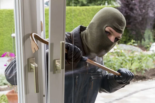 Einbrecher am Fenster — Stockfoto