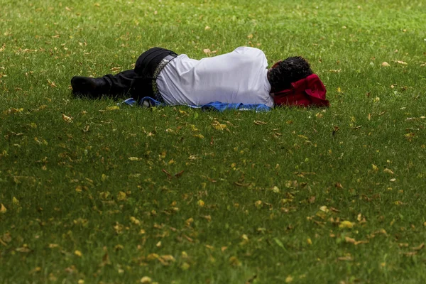 Człowiek śpi w parku — Zdjęcie stockowe