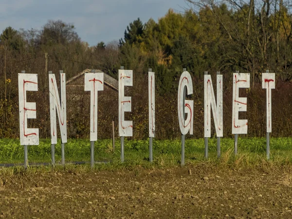 Lettering enteignet em um campo — Fotografia de Stock