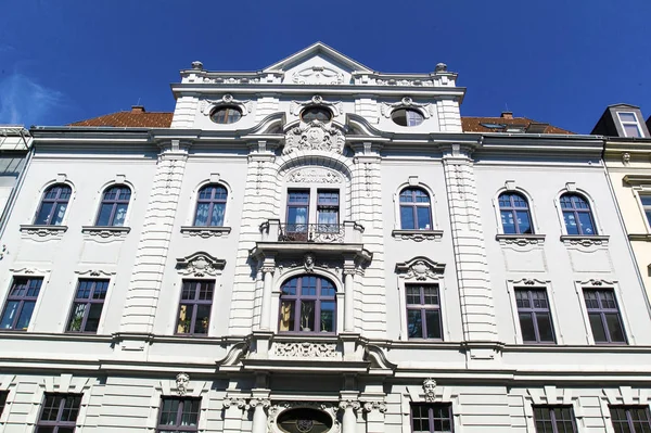 Altes Stadthaus, sanierte Fassade — Stockfoto