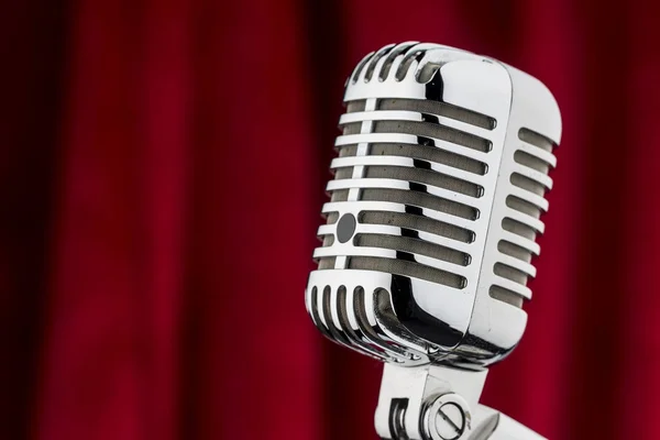 Kırmızı kadife önünde Retro mikrofon — Stok fotoğraf