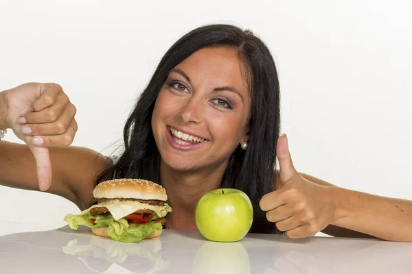 Entscheidung zwischen Hamburger und Apfel — Stockfoto