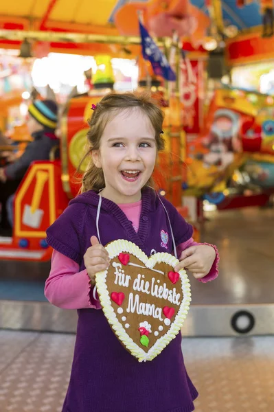 Kind mit Lebkuchenherz — Stockfoto