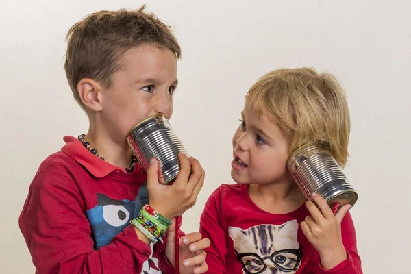 Crianças com um telefone de lata — Fotografia de Stock