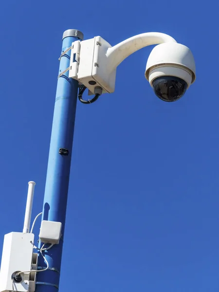 Telecamera di sicurezza su un muro — Foto Stock