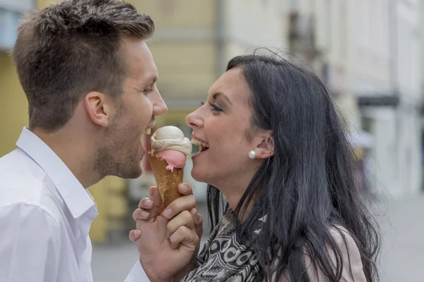 Couple eating ice cream — Stock Photo, Image