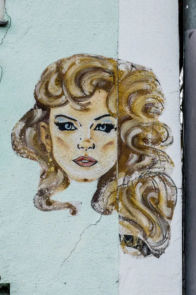 Kvinna ansikte på en husvägg — Stockfoto