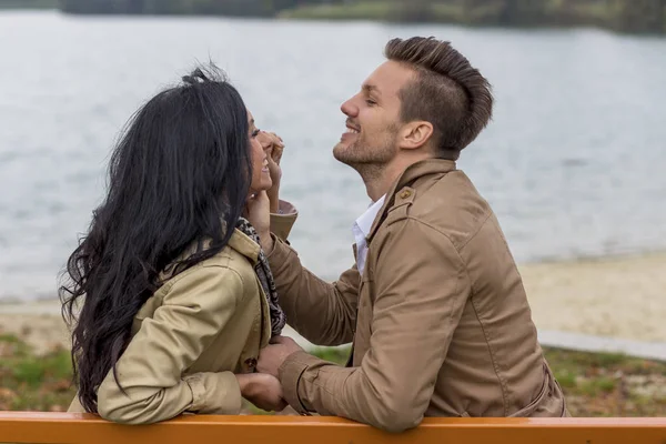 Amorous couple on a park bench — Stock Photo, Image