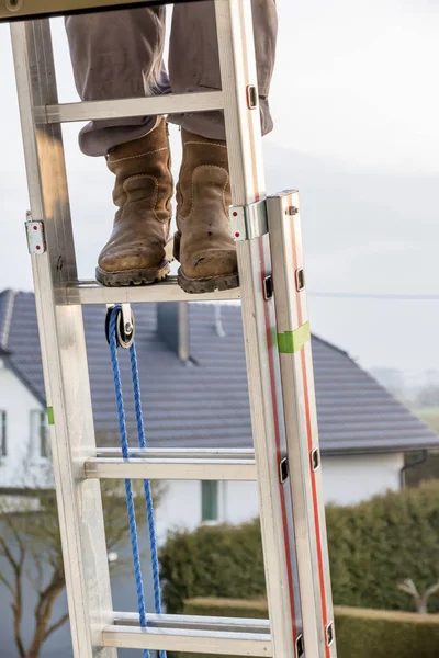 Craftsman on a ladder at the house — Stock Photo, Image