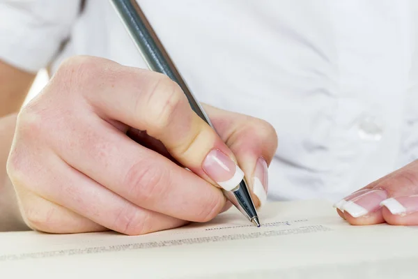 Рука с перьевой ручкой подписать контракт — стоковое фото