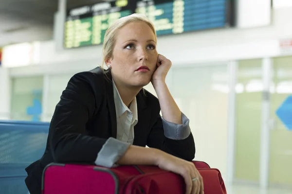 Бізнес-леді чекає в аеропорту — стокове фото