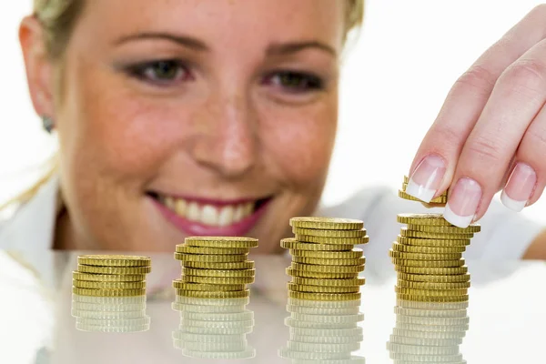 Donna con moneta pila mentre il risparmio di denaro — Foto Stock