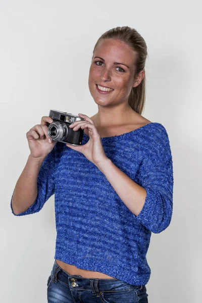 Jovem mulher com câmera velha — Fotografia de Stock