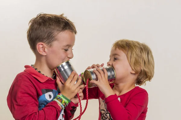 Barn med en kan telefon — Stockfoto