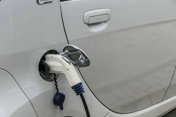 Carro elétrico na estação de carregamento — Fotografia de Stock