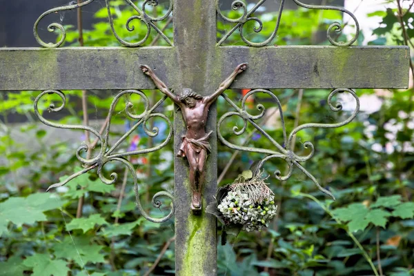 Túmulo com crucifixo — Fotografia de Stock