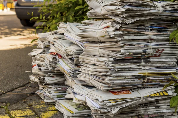 Una pila di vecchia carta. vecchi giornali — Foto Stock